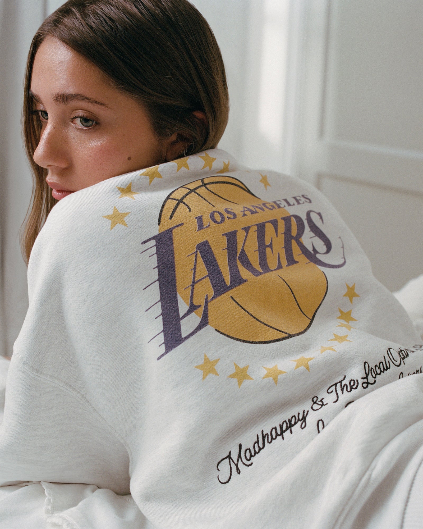 【新品】LAKERS ロゴ入りスウェットシャツ クリーム Lakers Stars Fleece Crewneck | Madhappy